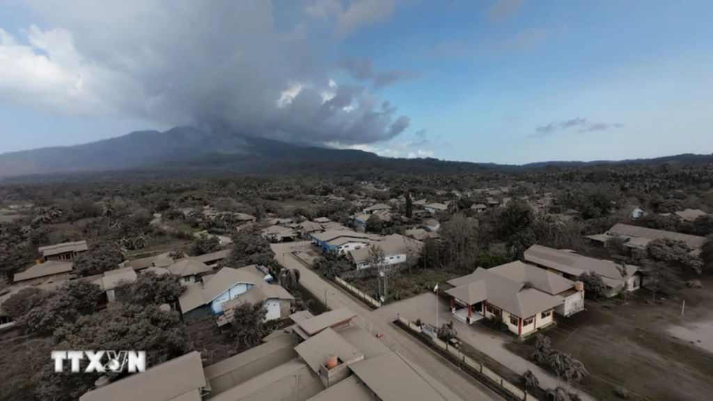 Sân bay ở Indonesia tạm dừng hoạt động do núi lửa phun trào